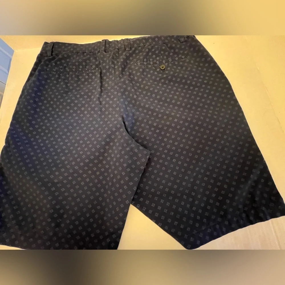 BANANA REPUBLIC MENS SHORTS  SIZE 36 NAVY BLUE w/LIGHTER DESIGN.